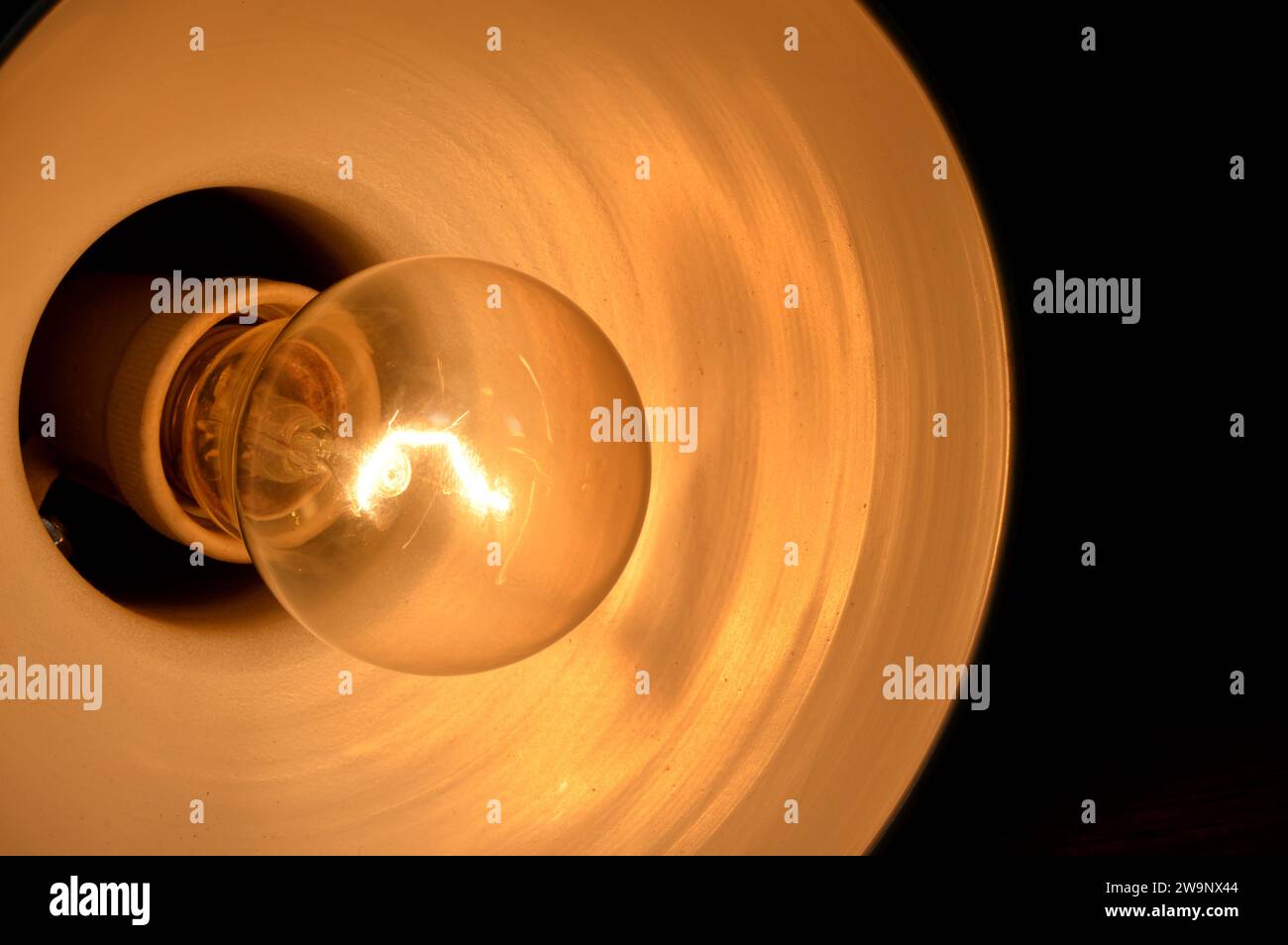 Glühlampe Glühlampe, eine elektrische Lampe mit einem Drahtfaden Wolfram, die bis zum Glühen erhitzt wird, besteht aus einer Gasbirne, Niederdruck Stockfoto