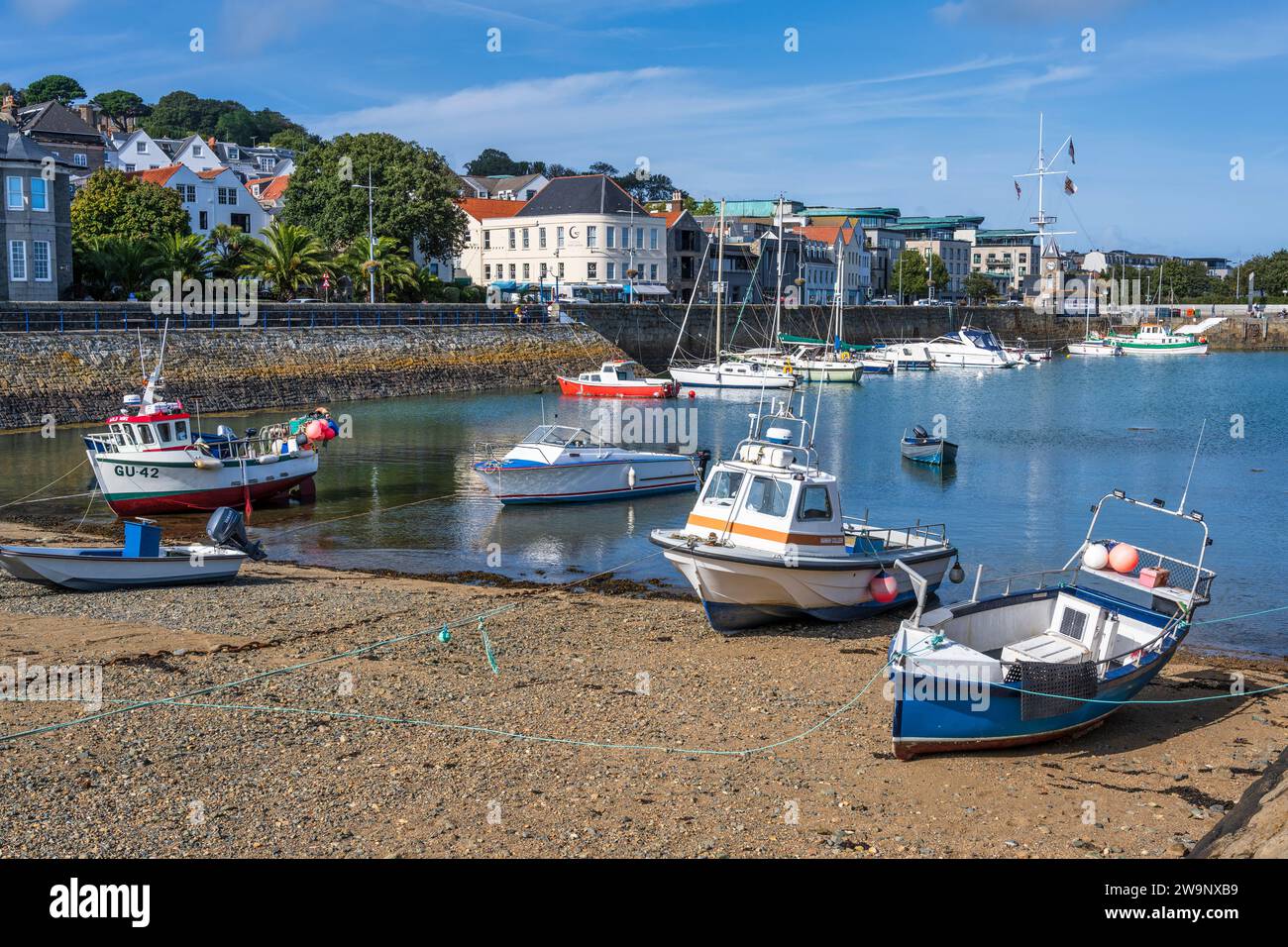 Boote in South Beach Marina neben North Esplanade in St. Peter Port, Guernsey, Kanalinseln Stockfoto