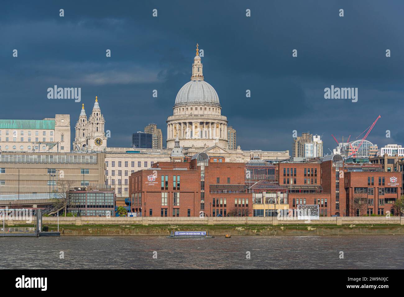 London Millennium Footbridge von Foster + Partners, Bankside, London SE1 9TG Stockfoto