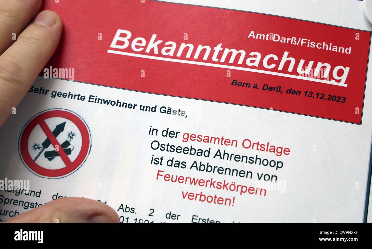 Ahrenshoop, Deutschland. Dezember 2023. Ein Hinweis im Touristeninformationszentrum informiert über ein generelles Feuerwerkverbot in Ahrenshoop. Grundlage für diese Entscheidung ist eine gesetzliche Regelung, die einen Mindestabstand von 200 Metern zu Strohdächern für das Absetzen von Feuerwerkskörpern vorsieht. Quelle: Bernd Wüstneck/dpa/ZB/dpa/Alamy Live News Stockfoto