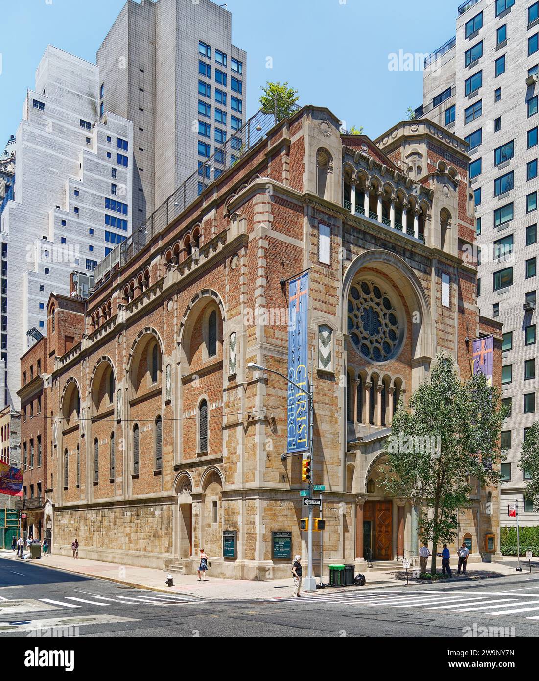 Die 1949 erbaute Christ Church an der 524 Park Avenue ist eine Mischung aus romanischen und byzantinischen Stilen aus Ziegeln und Stein, entworfen von Ralph Adams Cram. Stockfoto