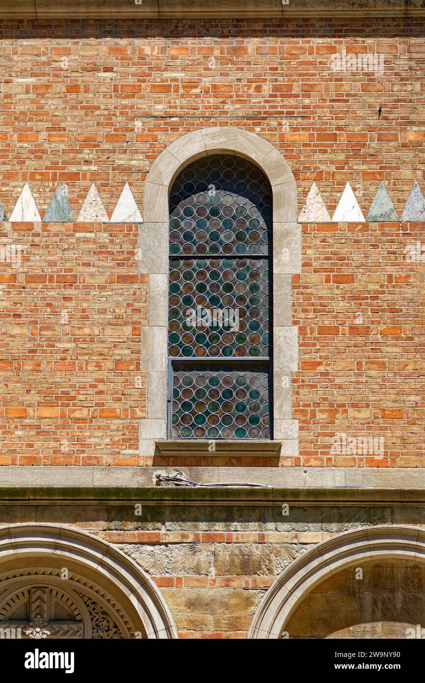 Die 1949 erbaute Christ Church an der 524 Park Avenue ist eine Mischung aus romanischen und byzantinischen Stilen aus Ziegeln und Stein, entworfen von Ralph Adams Cram. Stockfoto