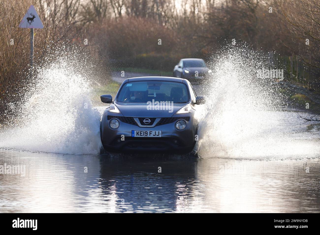 Ein Auto beim Trinken durch Hochwasser in Fairburn ings in North Yorkshire, Großbritannien Stockfoto