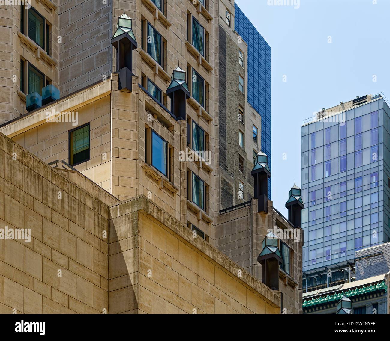 Moderne Laternen betonen die Rückschläge des von I.M. Pei entworfenen Four Seasons Hotel Tower an der 57 E 58th Street in Midtown Manhattan. Stockfoto