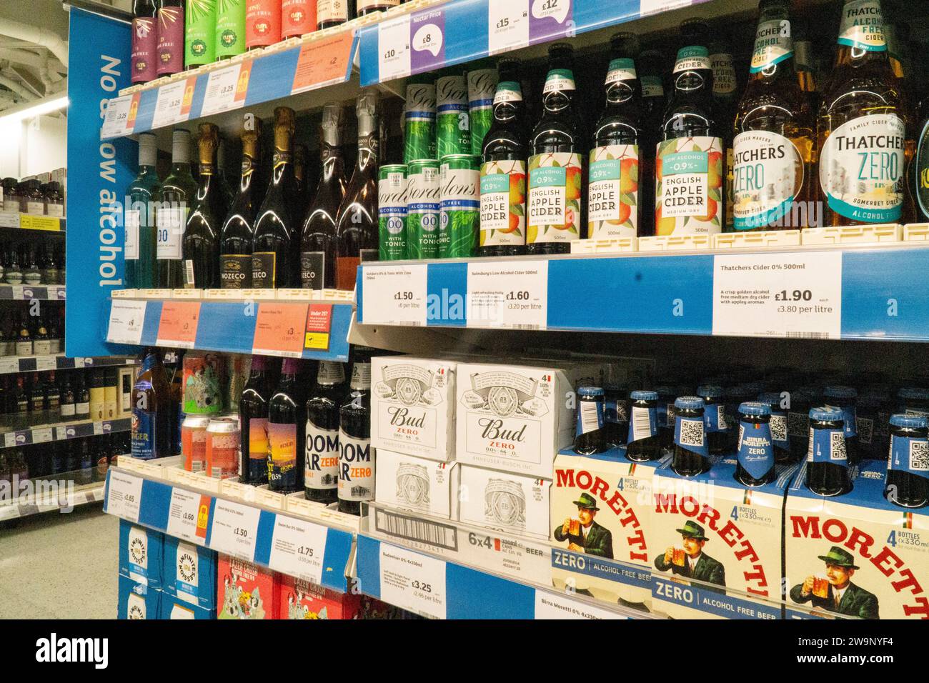 London, Großbritannien. Dezember 2023. In der Balham-Filiale von Sainsbury's gibt es eine Vielzahl an alkoholfreien Getränken, darunter Bier, Nosecco, Cider und Gin und Tonic-Substitute, die all jenen helfen, die Silvester nüchtern feiern wollen oder sich auf den trockenen Januar vorbereiten. Quelle: Anna Watson/Alamy Live News Stockfoto