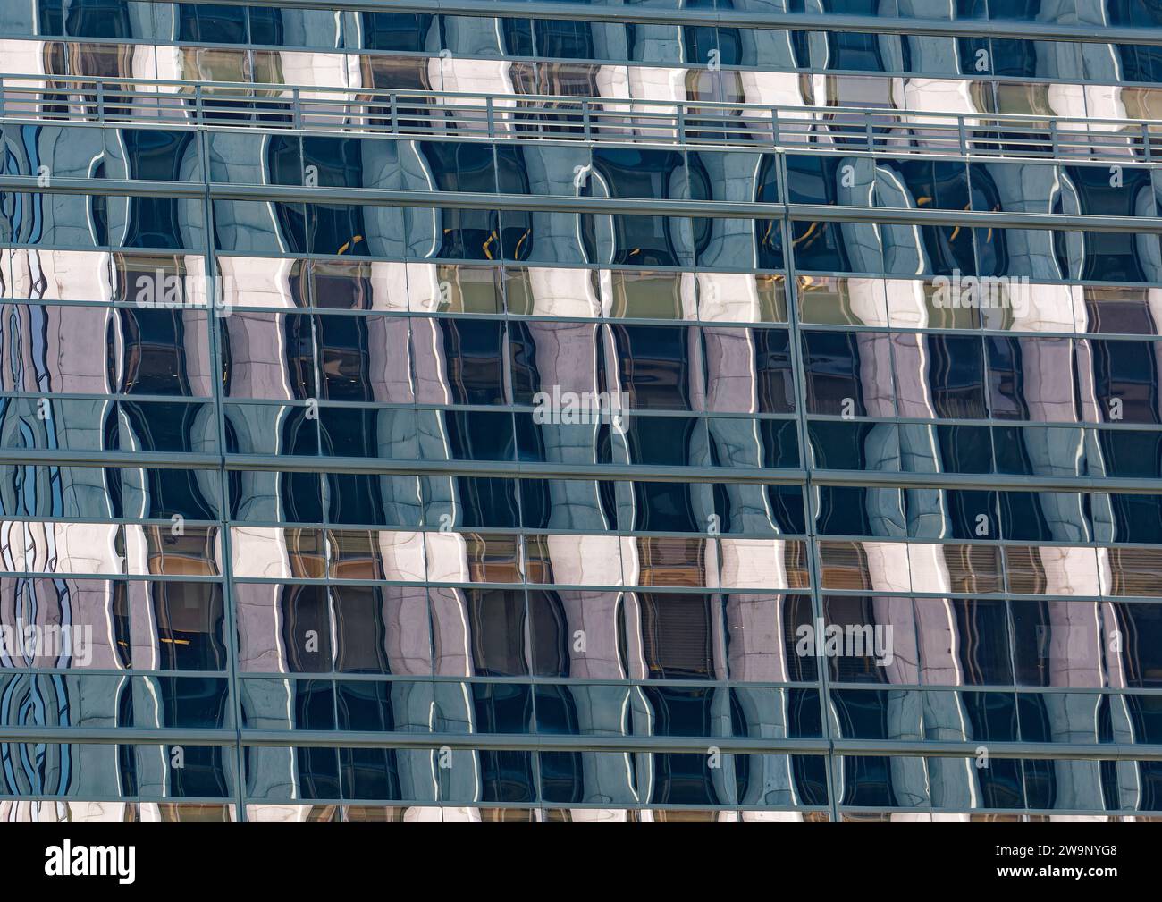 Stark reflektierendes, mehrfarbiges Glas umhüllt die 625 Madison Avenue, früher bekannt als Revlon Building und Standard Brands Building in Midtown NYC. Stockfoto