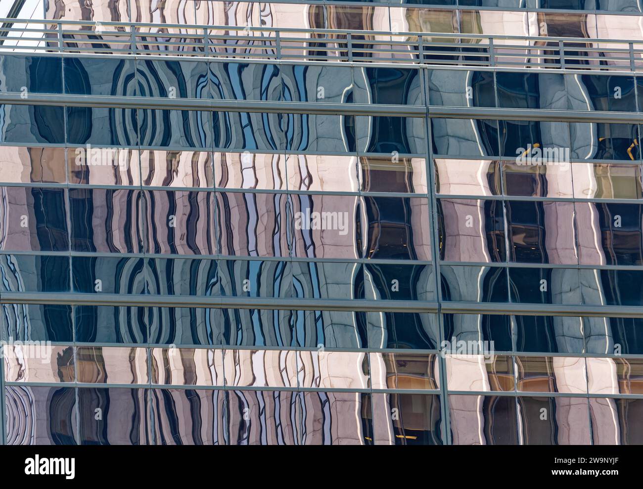 Stark reflektierendes, mehrfarbiges Glas umhüllt die 625 Madison Avenue, früher bekannt als Revlon Building und Standard Brands Building in Midtown NYC. Stockfoto