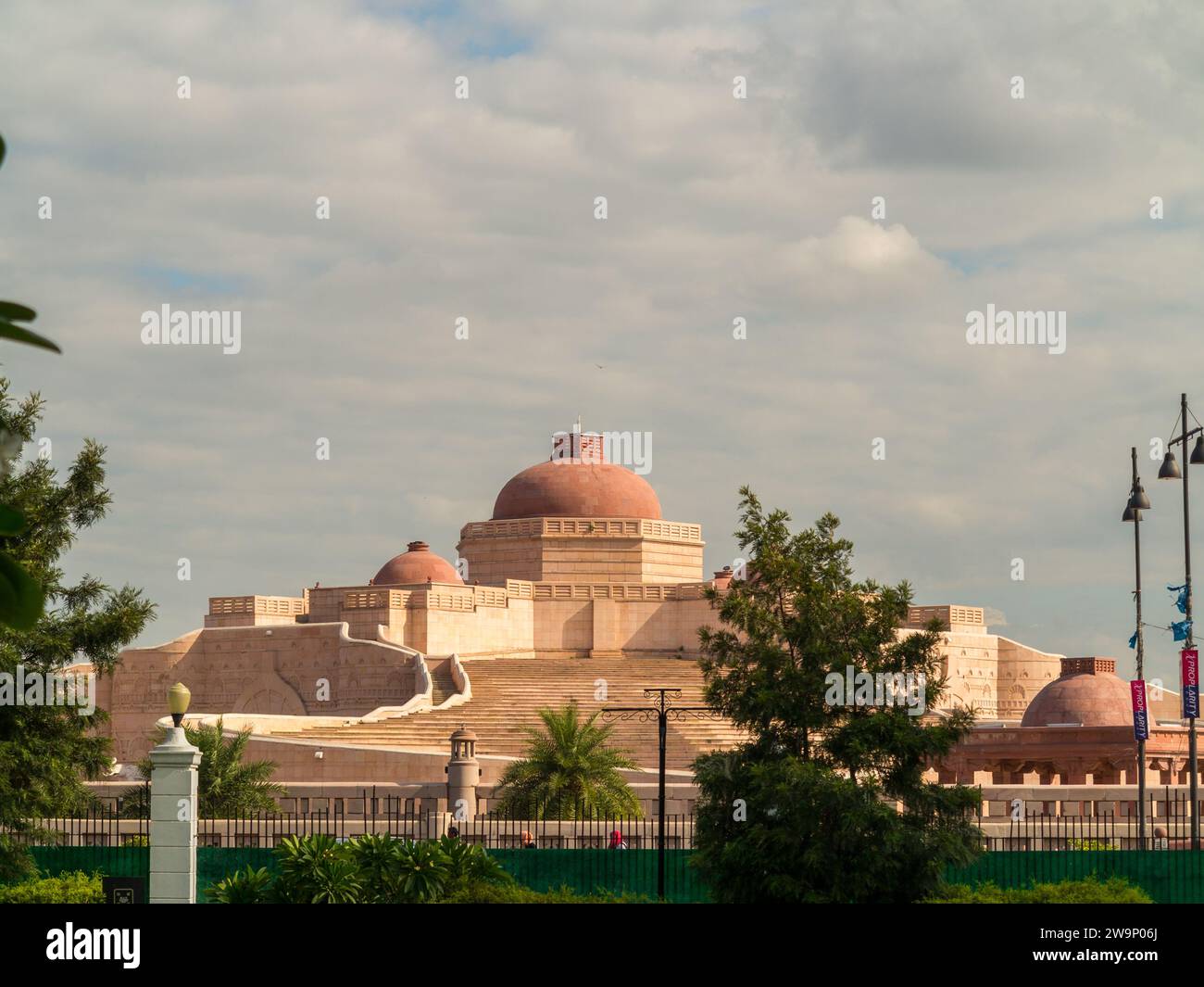 Blick auf den Dr. Babasaheb Ambedkar Memorial Park vom Taj Mahal Lucknow Hotel. Vipul Khand 2, Vipul Khand 3, Vipin Khand, Gomti Nagar, Lucknow, Uttar Pradesh Stockfoto