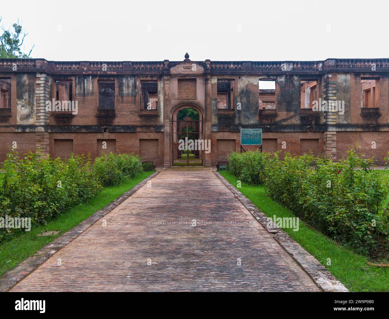 Eingang von Dilkusha Kothi, Überreste eines Hauses aus dem 18. Jahrhundert, das im englischen Barockstil in der ruhigen Dilkusha-Gegend von Lucknow in Indien erbaut wurde. Stockfoto