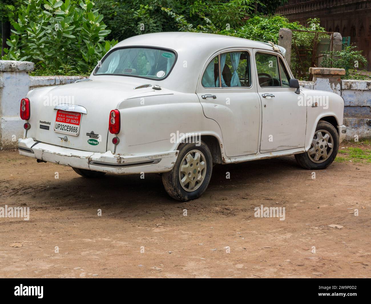 Ein weißer Botschafter, ein indisches Auto. Lucknow, Uttar Pradesh, Indien Stockfoto
