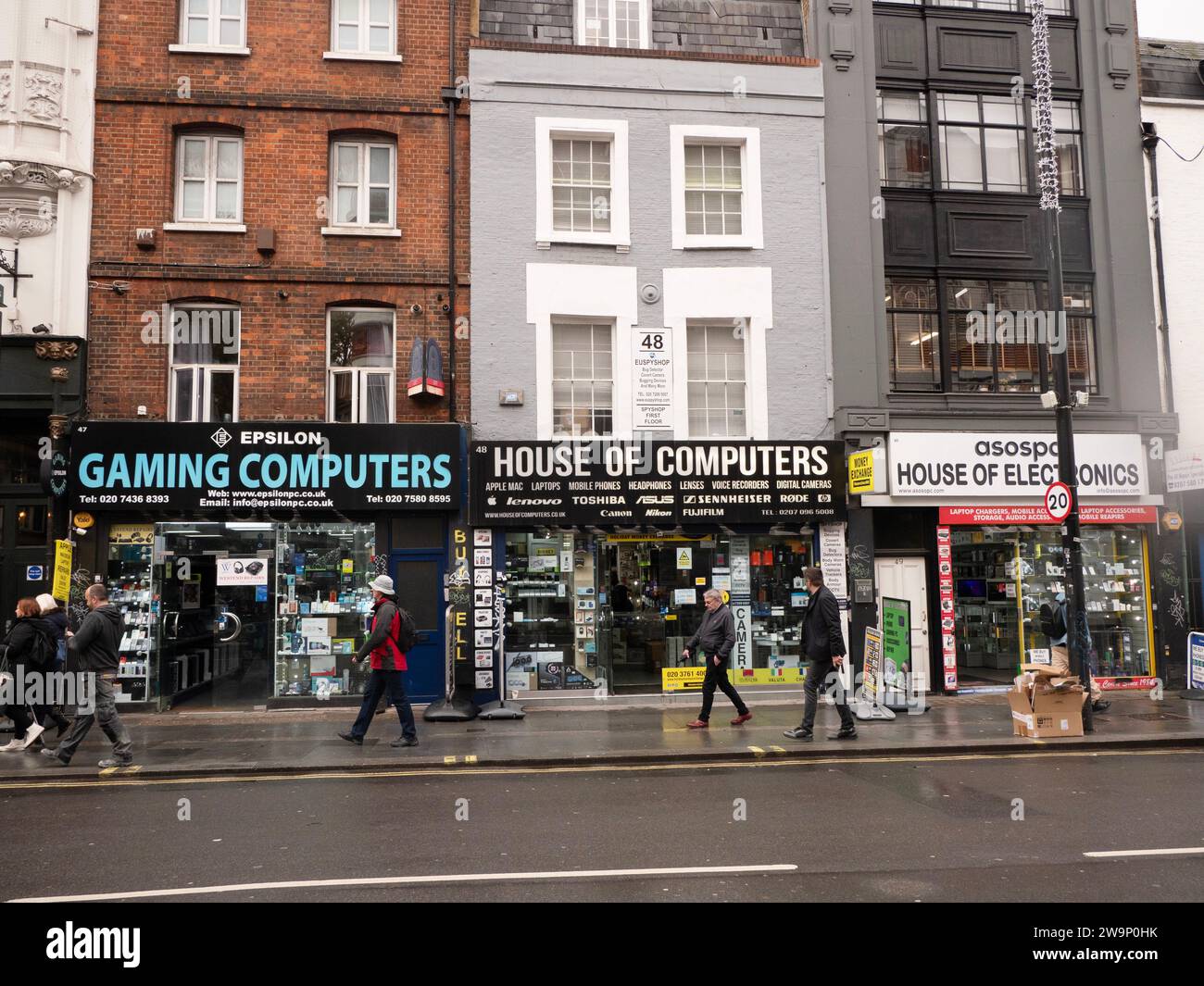 Eine Reihe unabhängiger Computer- und Elektronikfachgeschäfte an der Tottenham Court Road im West End. Historisch bekannt als Londons wichtigstes Ziel für Unterhaltungselektronik und HiFi-Anlagen, beherbergt die Straße noch immer einige alte Einzelhändler wie Gaming Computers House of Computers und House of Electronics Stockfoto