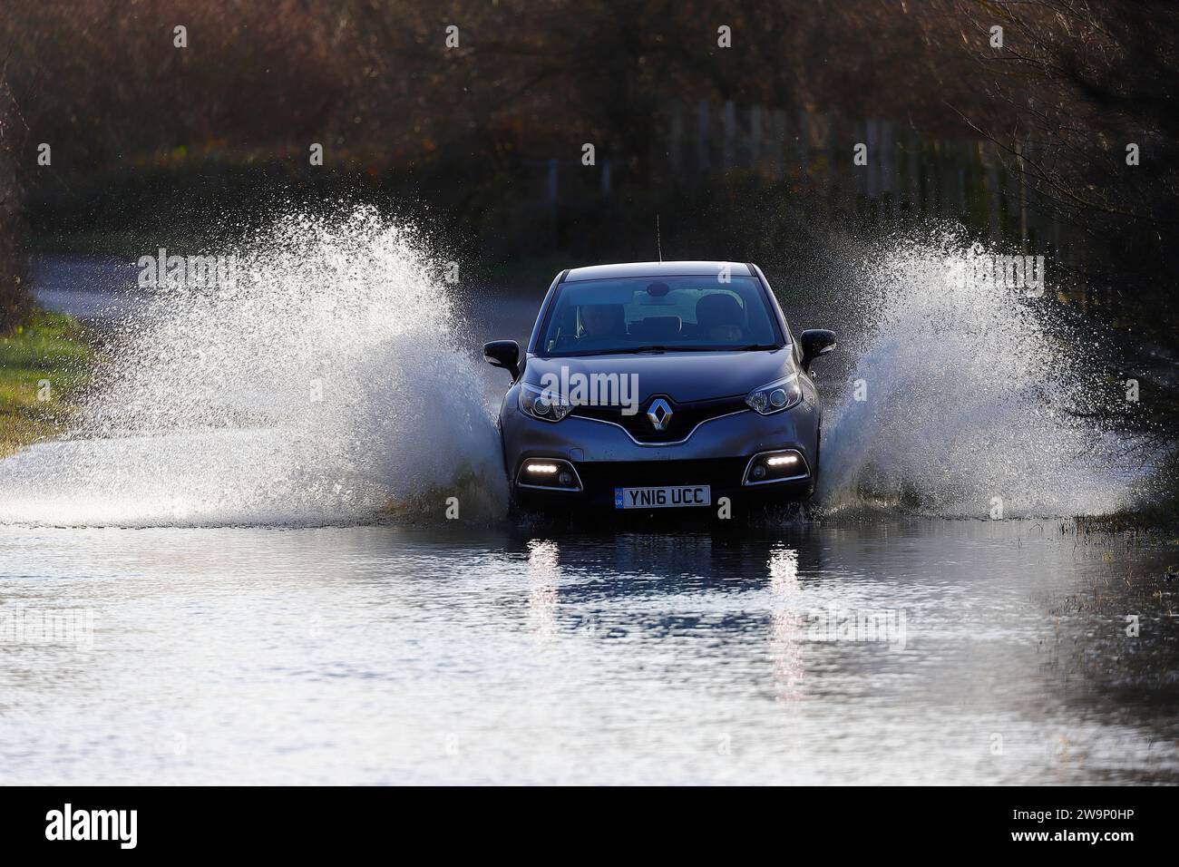 Ein Auto beim Trinken durch Hochwasser in Fairburn ings in North Yorkshire, Großbritannien Stockfoto