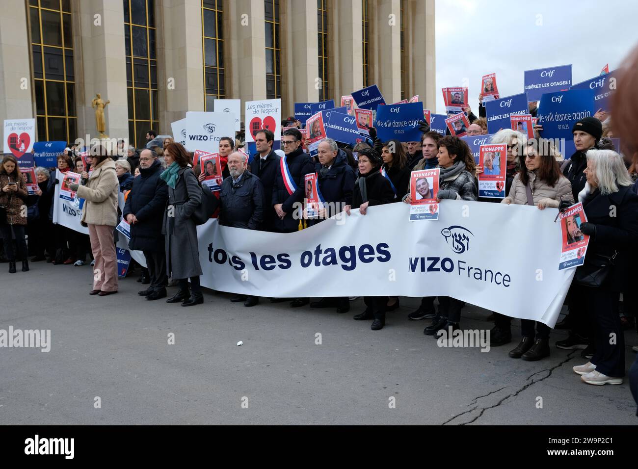 Nouveau rassemblement au Trocadéro, des mères de l'espoir organisé par WIZO france et le CRIF pour demander la libération de tous les otages du hamas Stockfoto