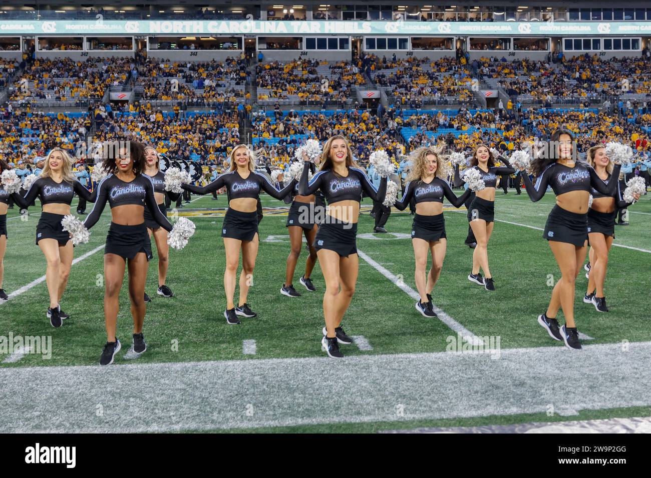Dezember 2023; Charlotte, NC, USA; das Tar Heels-Tanzteam Carolina Girls aus North Carolina unterhält die Fans während des Duke’s Mayo Bowl gegen die Stockfoto