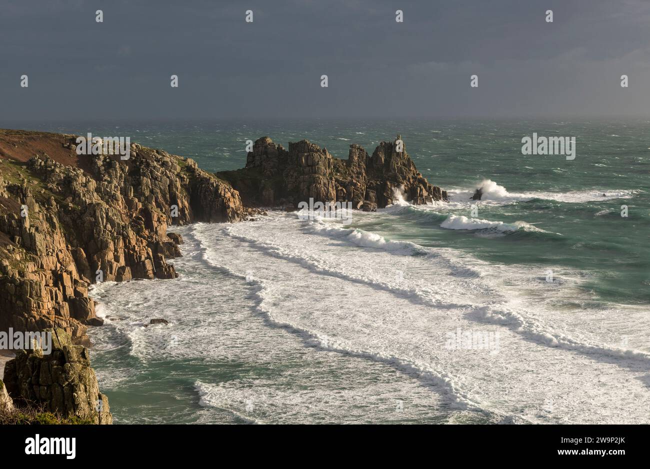 Raue See bricht am Pedn Vounder Beach und am Logan Rock in Cornwall, der bei wildem Wetter zu sehen ist, als Storm Gerrit an Weihnachten 2023 vorbeizieht Stockfoto