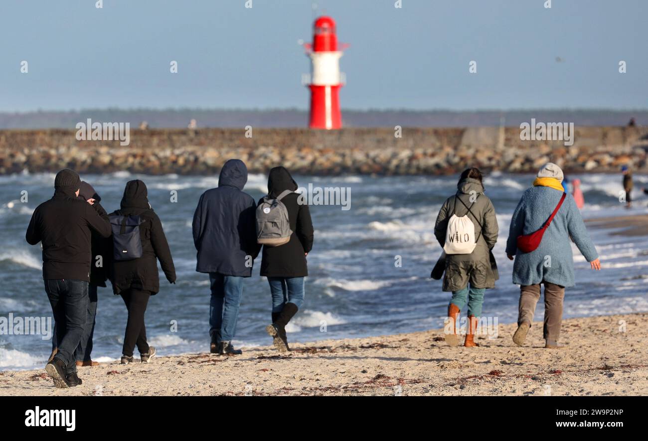 29. Dezember 2023, Mecklenburg-Vorpommern, Warnemünde: Urlauber und Touristen sind wenige Tage vor der Jahreswende an den Ostseeständen unterwegs. Die Branche erwartet eine gute Belegungsrate für Unterkünfte in Mecklenburg-Vorpommern, wobei mehr als zwei Drittel der Kapazitäten ausgebucht sind. In den Touristenzentren sind einige Einrichtungen für Silvester ausgebucht. Foto: Bernd Wüstneck/dpa Stockfoto