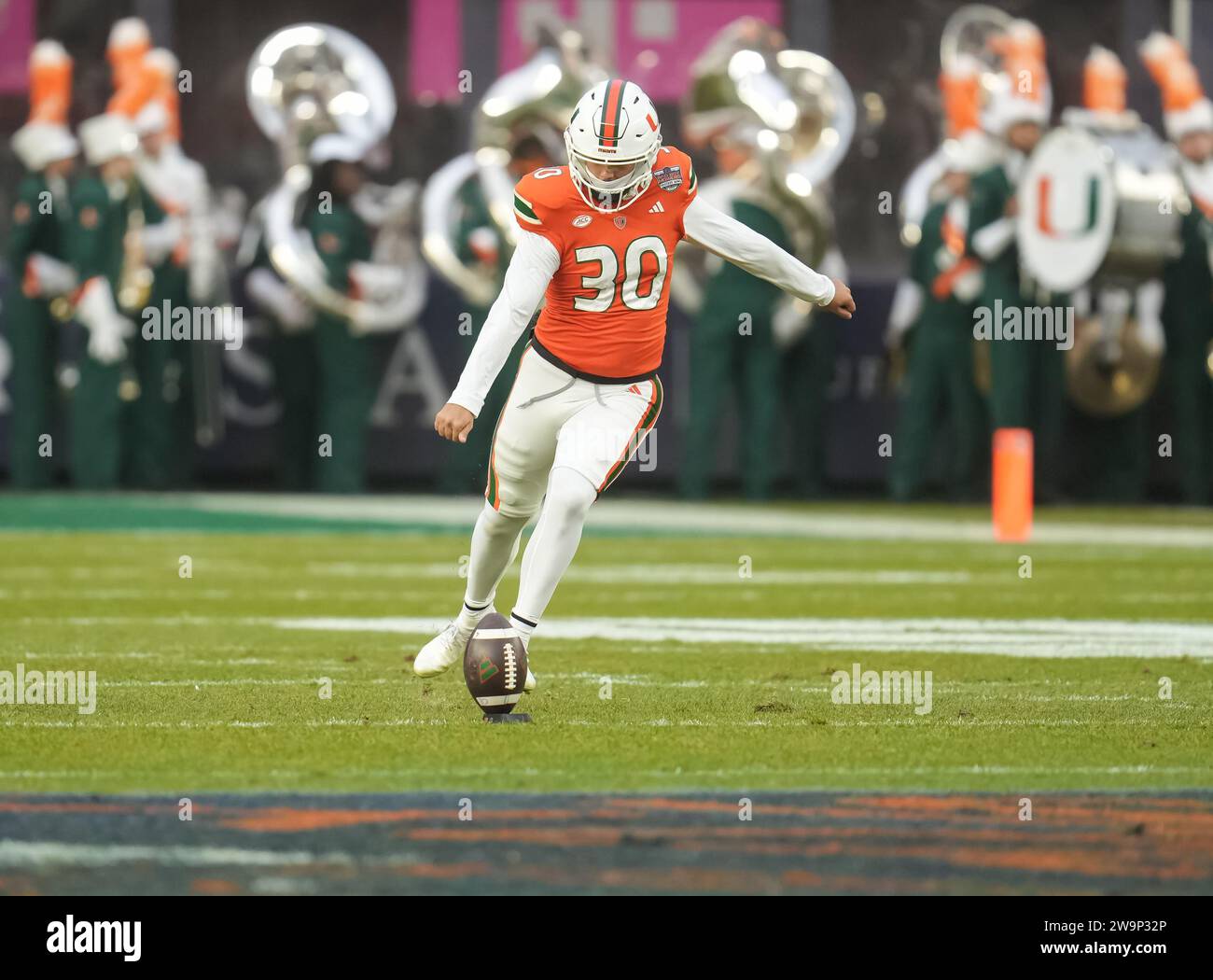 Der Miami Hurricanes Place Kicker Andres Borregales (30) bereitet sich auf den Auftakt des Boy Mowers Pinstripe Bowl College Football-Spiels zwischen den Rutgers Scarlet Knights und den Miami Hurricanes am 28. Dezember 2023 im Yankee Stadium in der Bronx, New York, vor. Rutgers schlägt Miami 31-21 (David Venezia / Sportbild) Stockfoto