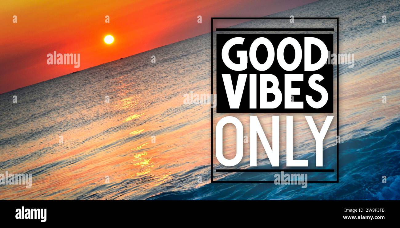 Nur gute Atmosphäre - inspirierendes Zitat und Sonnenuntergang über dem Meer Stockfoto