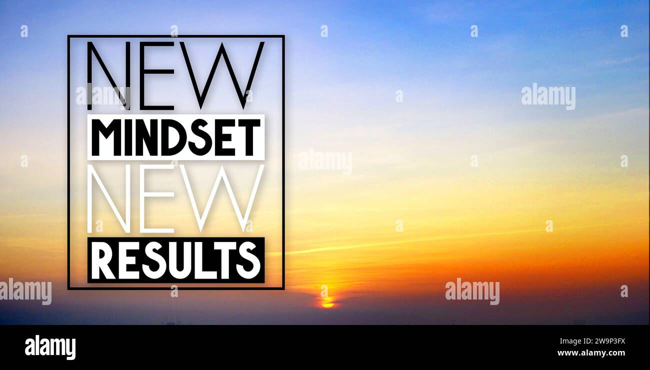 Neue Einstellung, neue Ergebnisse – inspirierendes Zitat und Sonnenuntergang Stockfoto