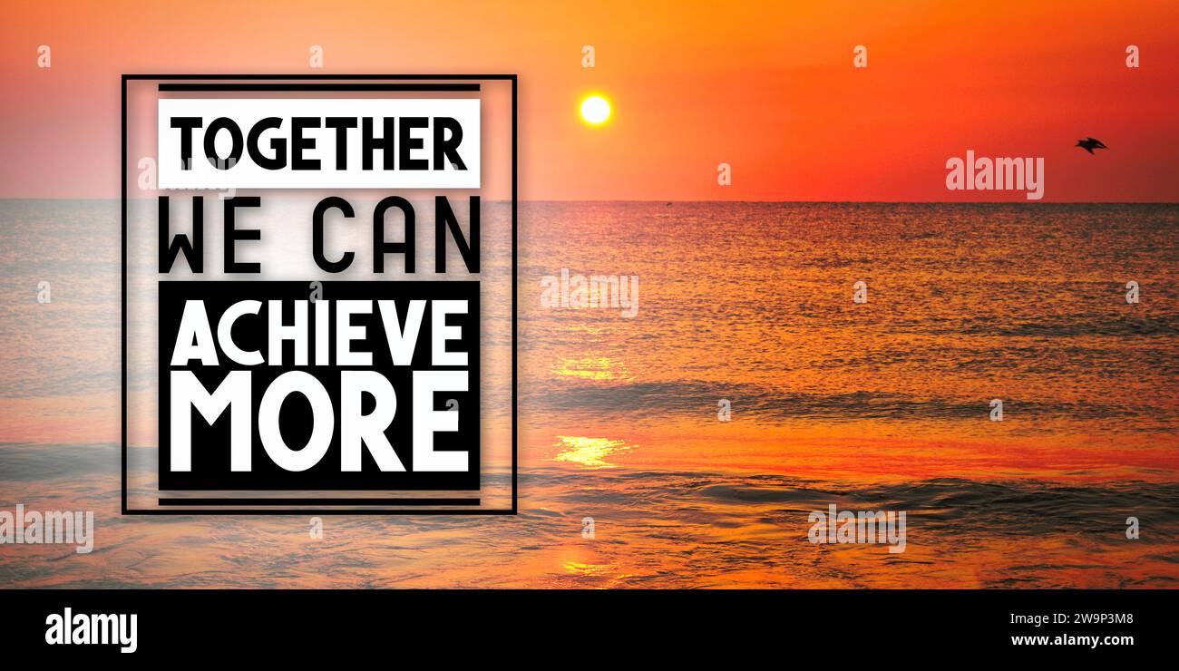Gemeinsam können wir mehr erreichen - inspirierendes Zitat und Sonnenuntergang über dem Meer Stockfoto