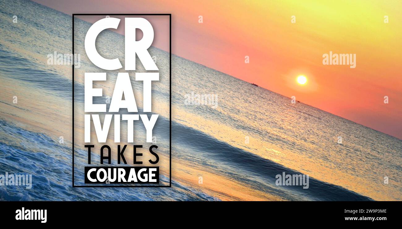 Kreativität braucht Mut – inspirierendes Zitat und Sonnenuntergang über dem Meer Stockfoto