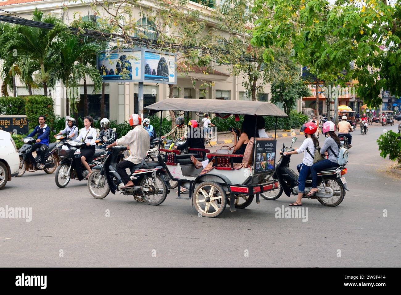 Stadt SIEM Reap. Straße mit Motorrädern und Auto-Rikscha oder Tuk-Tuk. Kambodscha. Stockfoto