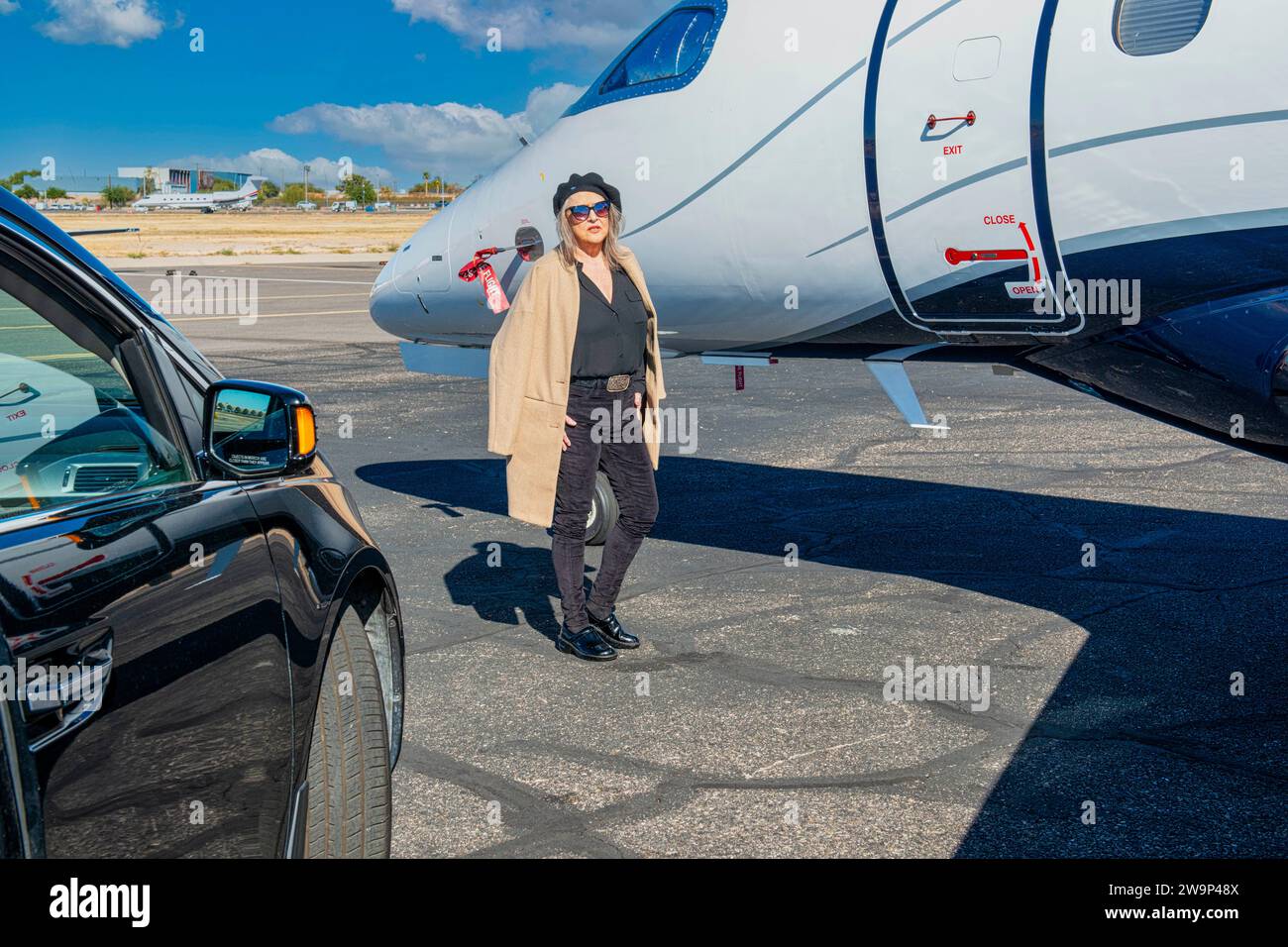 Erstes Weltproblem - VIP-Person wartet vor einem verschlossenen Privatjet, da der Pilot zu spät kommt. Stockfoto