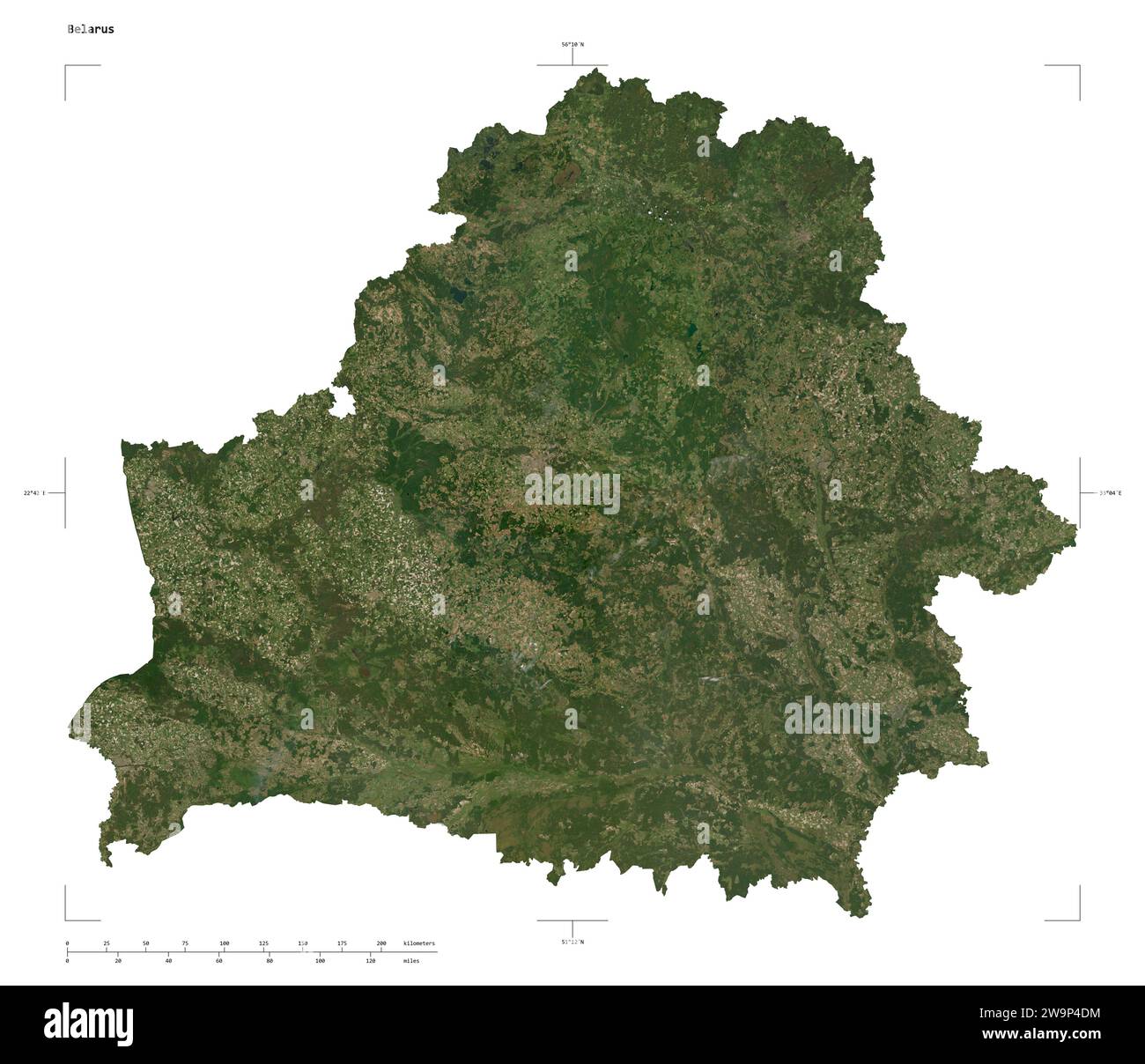 Form einer niedrig auflösenden Satellitenkarte Weißrusslands mit Entfernungsskala und Kartengrenzkoordinaten, isoliert auf weiß Stockfoto