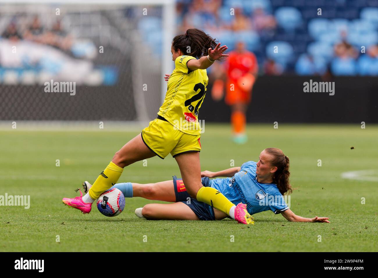 Sydney, Australien. Dezember 2023. Shay Hollman vom Sydney FC tritt am 29. Dezember 2023 im Allianz Stadium in Sydney (Australien) mit Emma Main aus Wellington beim A-League Women RD10 Spiel zwischen Sydney FC und Wellington um den Ball an Credit: IOIO IMAGES/Alamy Live News Stockfoto