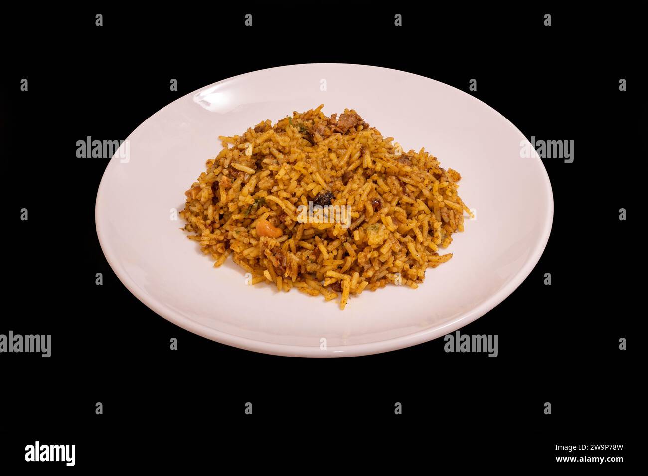 Sri-lankische Biryani auf einer weißen Platte vor schwarzem Hintergrund Stockfoto