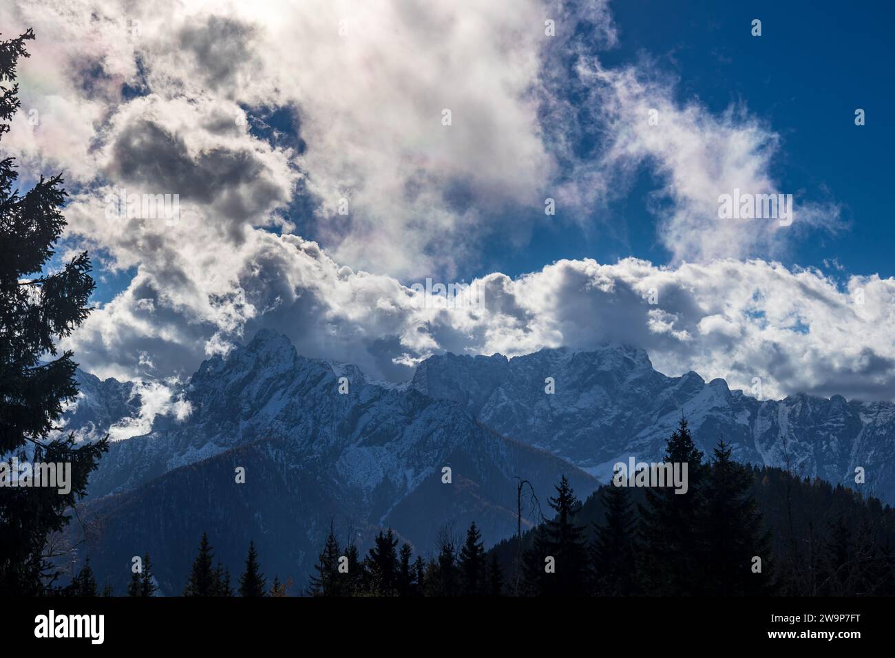 Wolken am Himmel über dem Berg Forno, friaul julisch venetien, italien Stockfoto