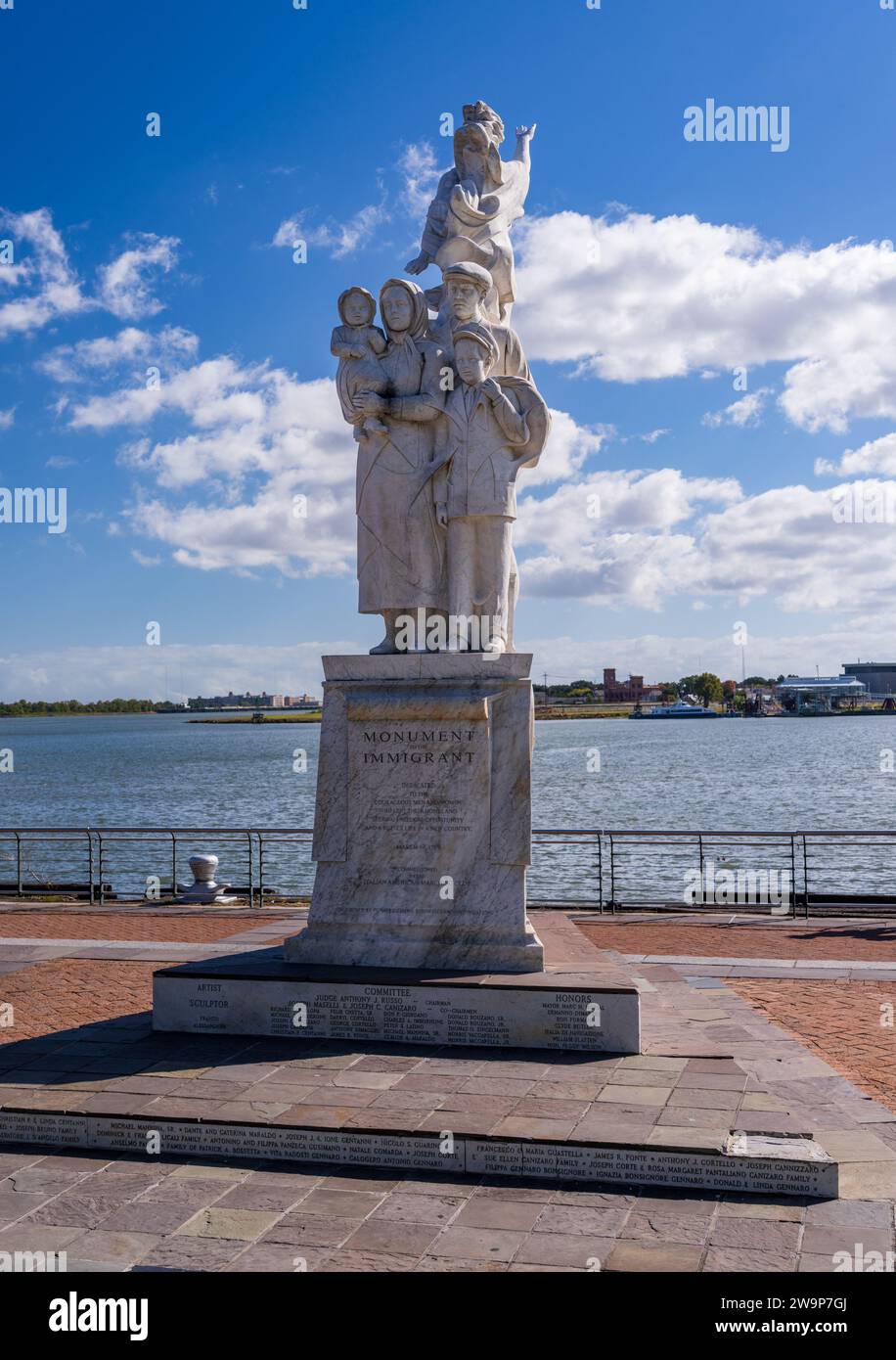 New Orleans, LA - 28. Oktober 2023: Denkmal für die Skulptur von Franco Alessandrini am Ufer des Mississippi in Louisiana Stockfoto