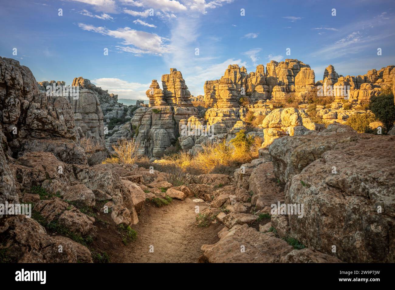 Spektakuläre Karstlandschaft bei Sonnenaufgang in Torcal de Antequera, Malaga, Andalusien, Spanien Stockfoto