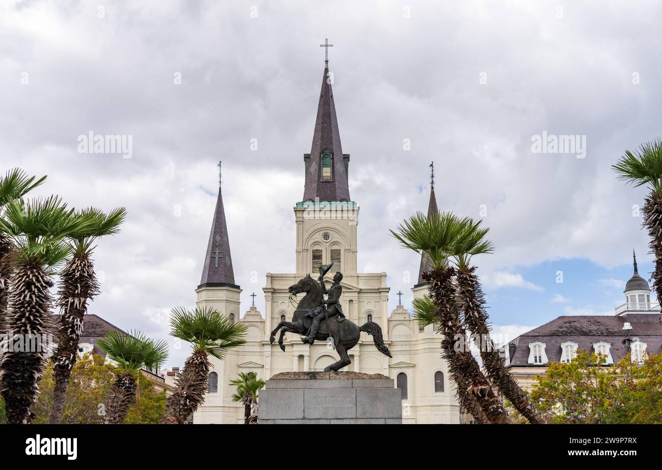 Fassade der Kathedrale von St. Louis, König von Frankreich mit der Statue von Andrew Jackson im French Quarter von New Orleans in Louisiana Stockfoto
