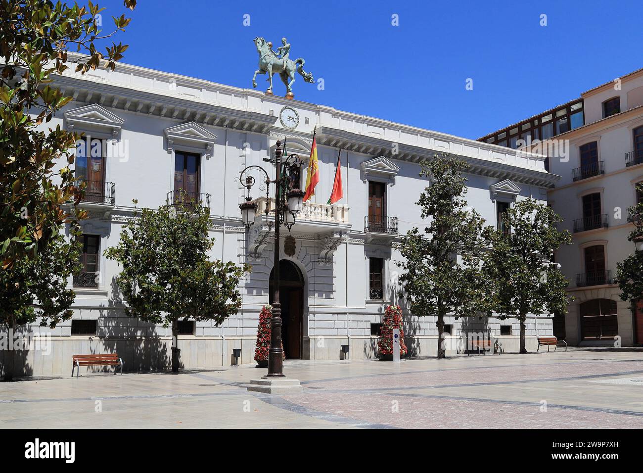 GRANADA, SPANIEN - 20. MAI 2017: Dies ist das Rathaus, dekoriert mit der Skulptur Exact Moment (Bildhauer Perez Villaalt). Stockfoto