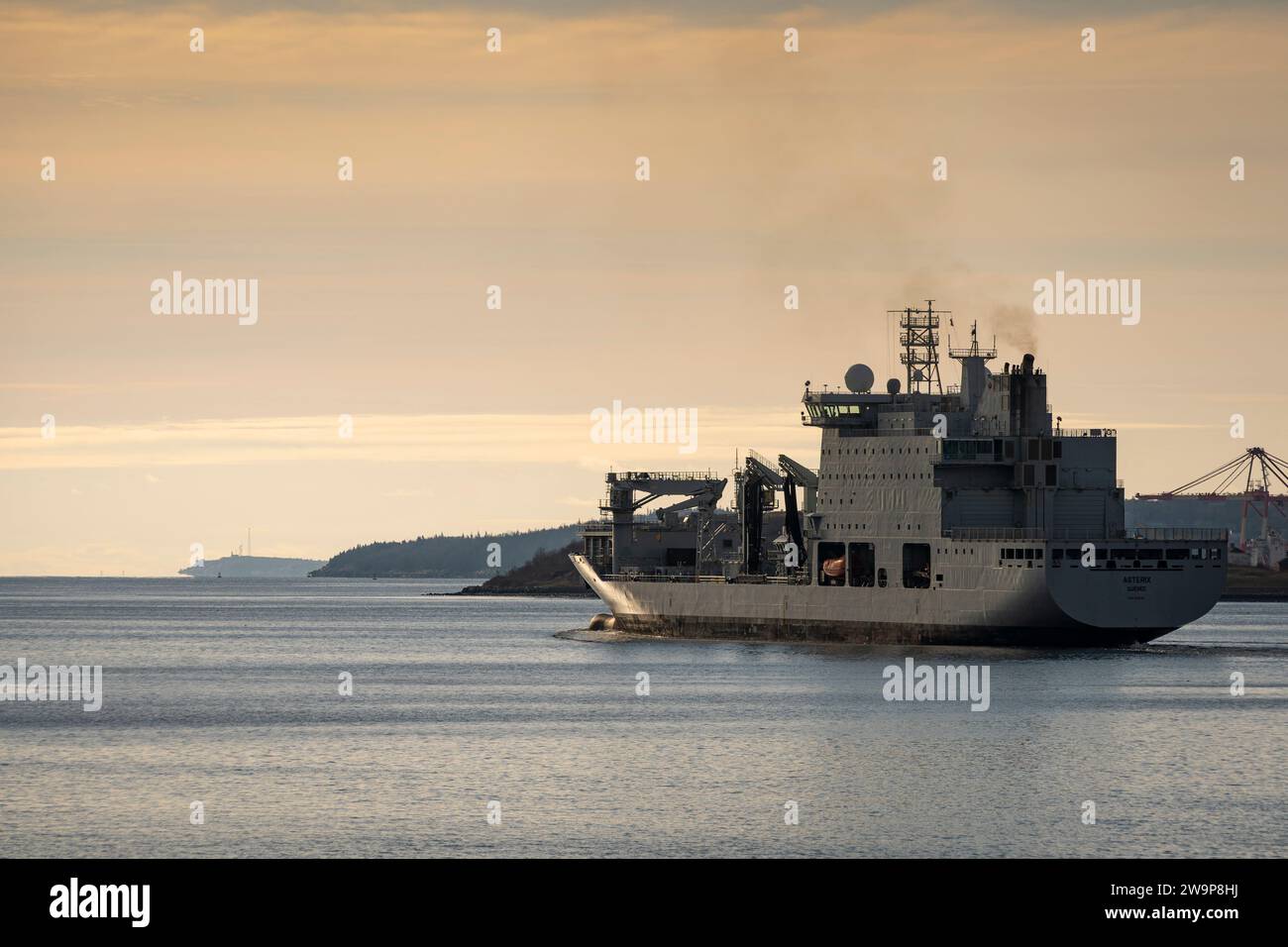 Das Übergangsschiff der Royal Canadian Navy, MV Asterix, verlässt Halifax, Nova Scotia, Kanada. Stockfoto