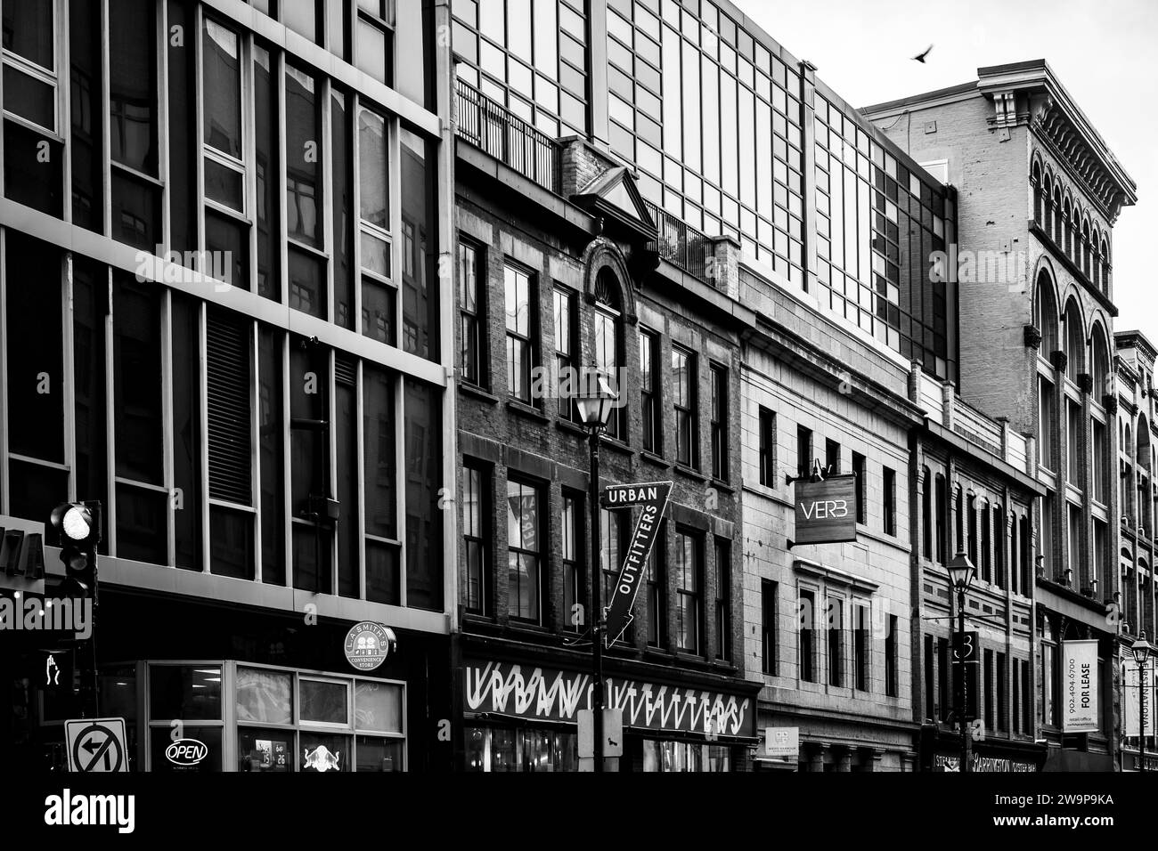 Schwarz-weiß-Straßenszene in der Barrington Street in Halifax, Nova Scotia, Kanada. Stockfoto