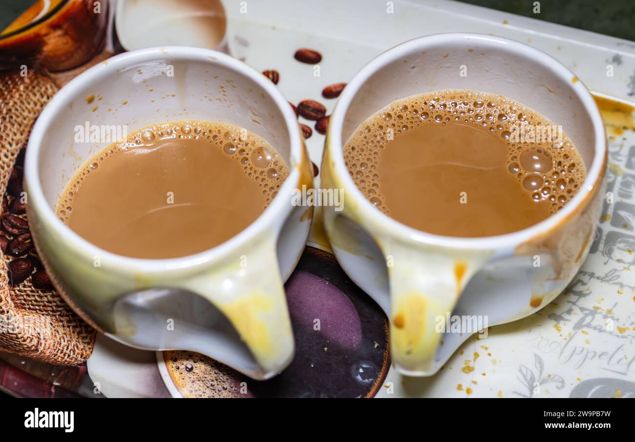 Heißer Tee, serviert in Tassen, Details Stockfoto
