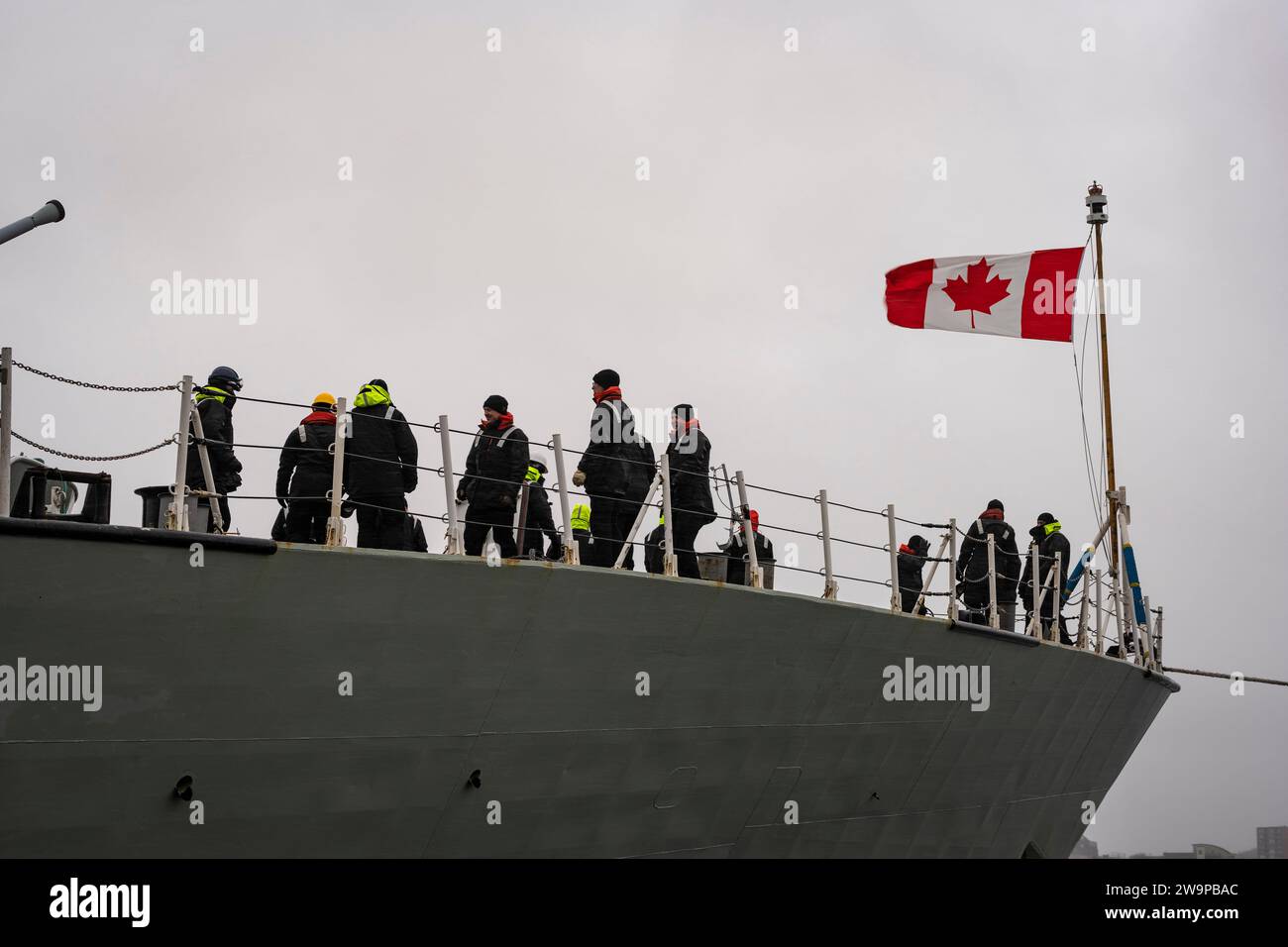 Die Royal Canadian Navy Fregatte HMCS Montreal startet an einem verschneiten und windigen Tag von Halifax, Nova Scotia, Kanada zur Operation Projection. Stockfoto