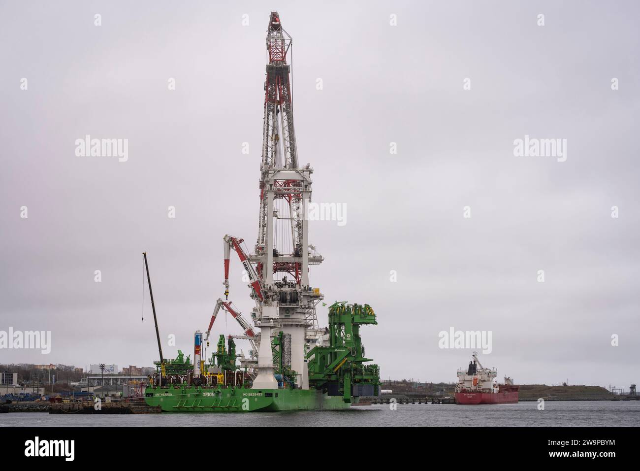 Das große Kranschiff Orion lädt Windmühlenteile in Dartmouth, Nova Scotia, für die Installation vor der Küste der Vereinigten Staaten. Stockfoto