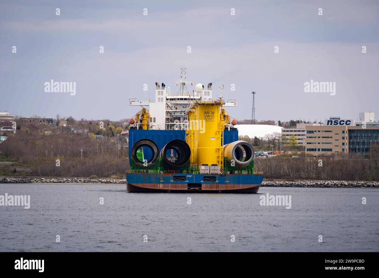 Schwerlastschiff GPO Grace liefert Komponenten für Offshore-Windmühlen nach Halifax, Nova Scotia, zur Installation vor der Küste der Vereinigten Staaten. Stockfoto