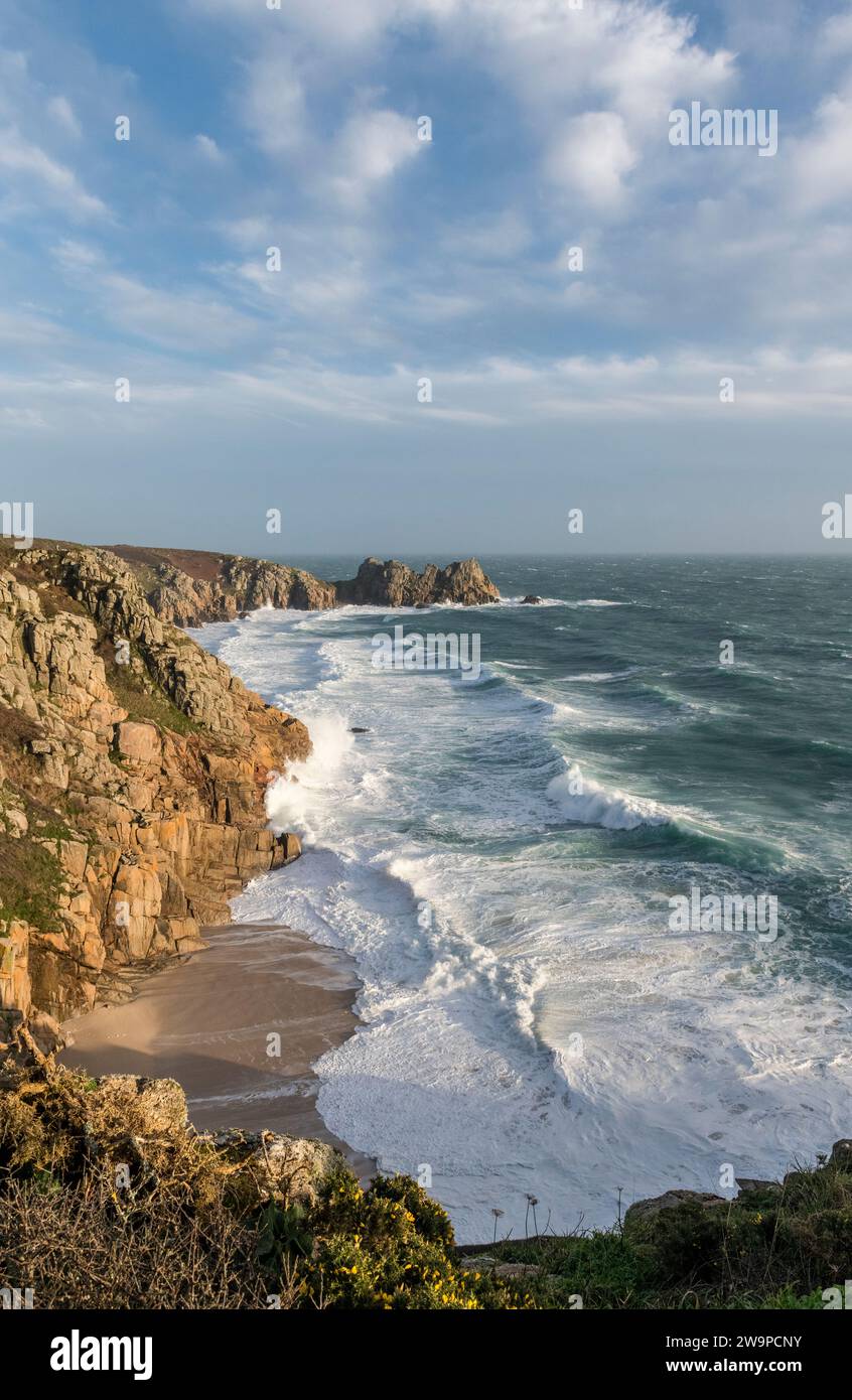 Raue See bricht über den Pedn Vounder Beach in Cornwall, als Storm Gerrit zu Weihnachten 2023 durch den Strand zieht. Der Logan Rock ist im Hintergrund Stockfoto