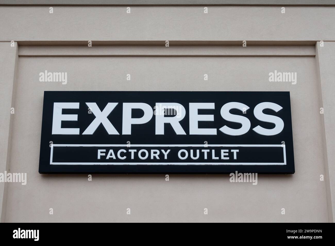 EAGAN, MN, USA – 26. DEZEMBER 2023: Außenansicht des Express Factory Outlet Store und Markenlogo. Stockfoto