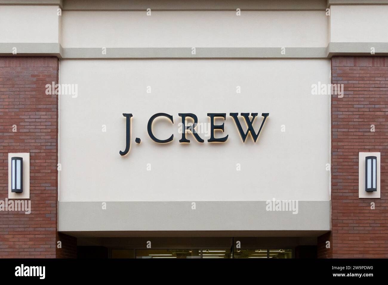 EAGAN, MN, USA – 26. DEZEMBER 2023: J. Crew Store – Außenansicht und Markenlogo. Stockfoto