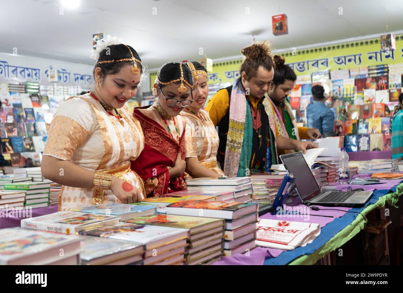 Buchleser, die am 29. Dezember 2023 auf der Assam Book Fair in Guwahati, Assam, Indien, Bücher stöbern. Quelle: David Talukdar/Alamy Live News Stockfoto