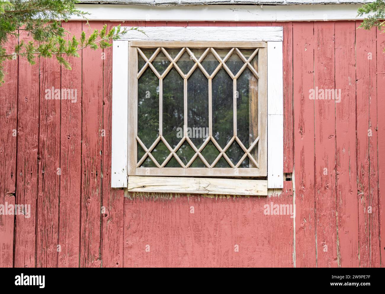 Ein altes Fenster an der Seite eines alten Gebäudes Stockfoto