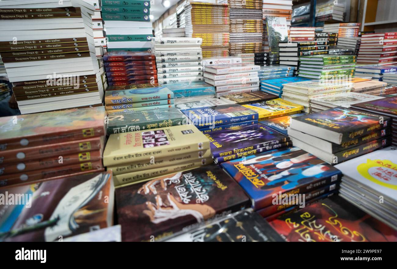 Das Oxford-Wörterbuch wurde am 29. Dezember 2023 an einem Verkaufsstand während der Assam Book Fair in Guwahati, Assam, Indien, ausgestellt. Quelle: David Talukdar/Alamy Live News Stockfoto