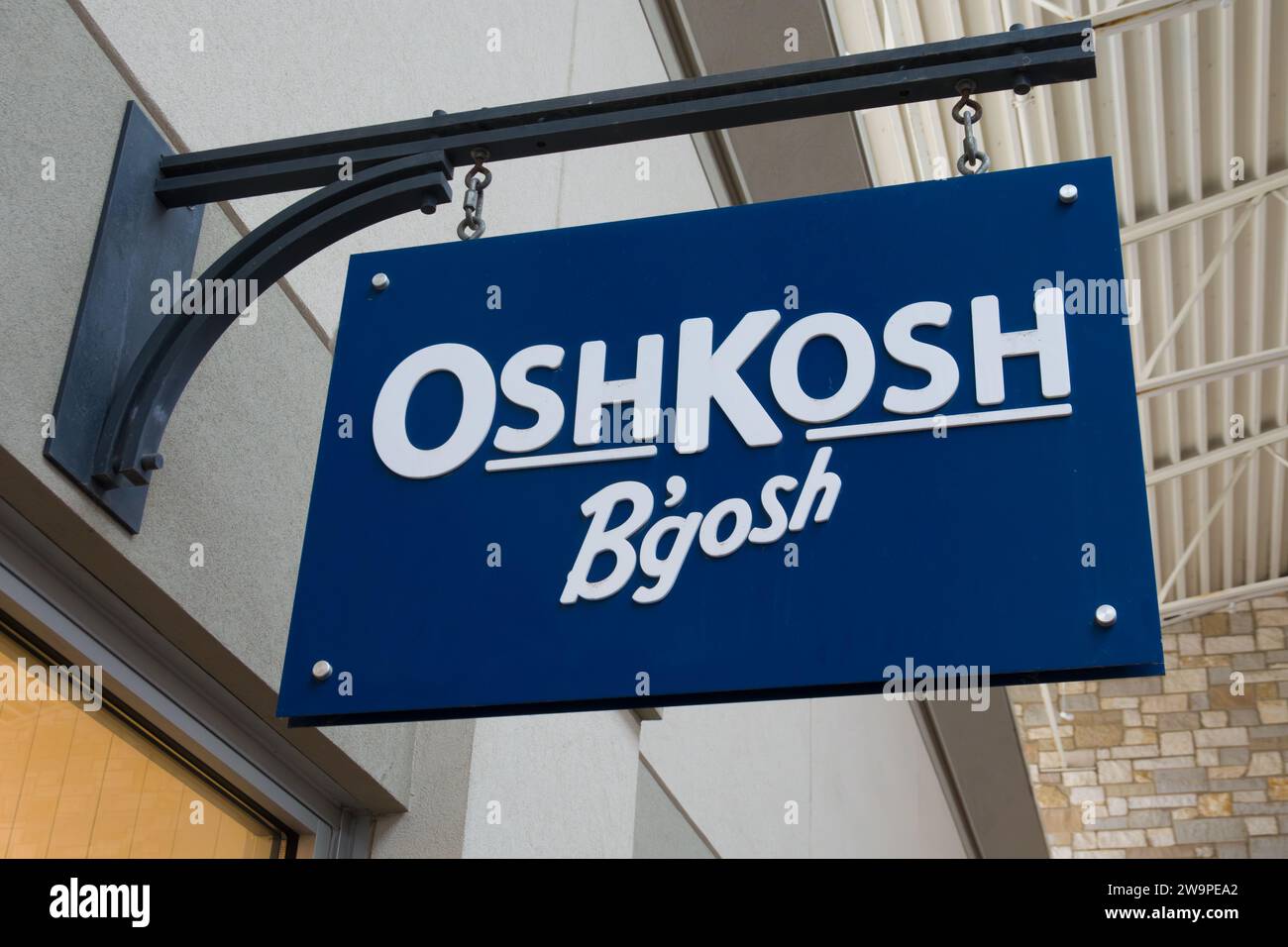 EAGAN, MN, USA – 26. DEZEMBER 2023: Außenansicht des Geschäfts Oshkosh B'gosh und Markenlogo. Stockfoto