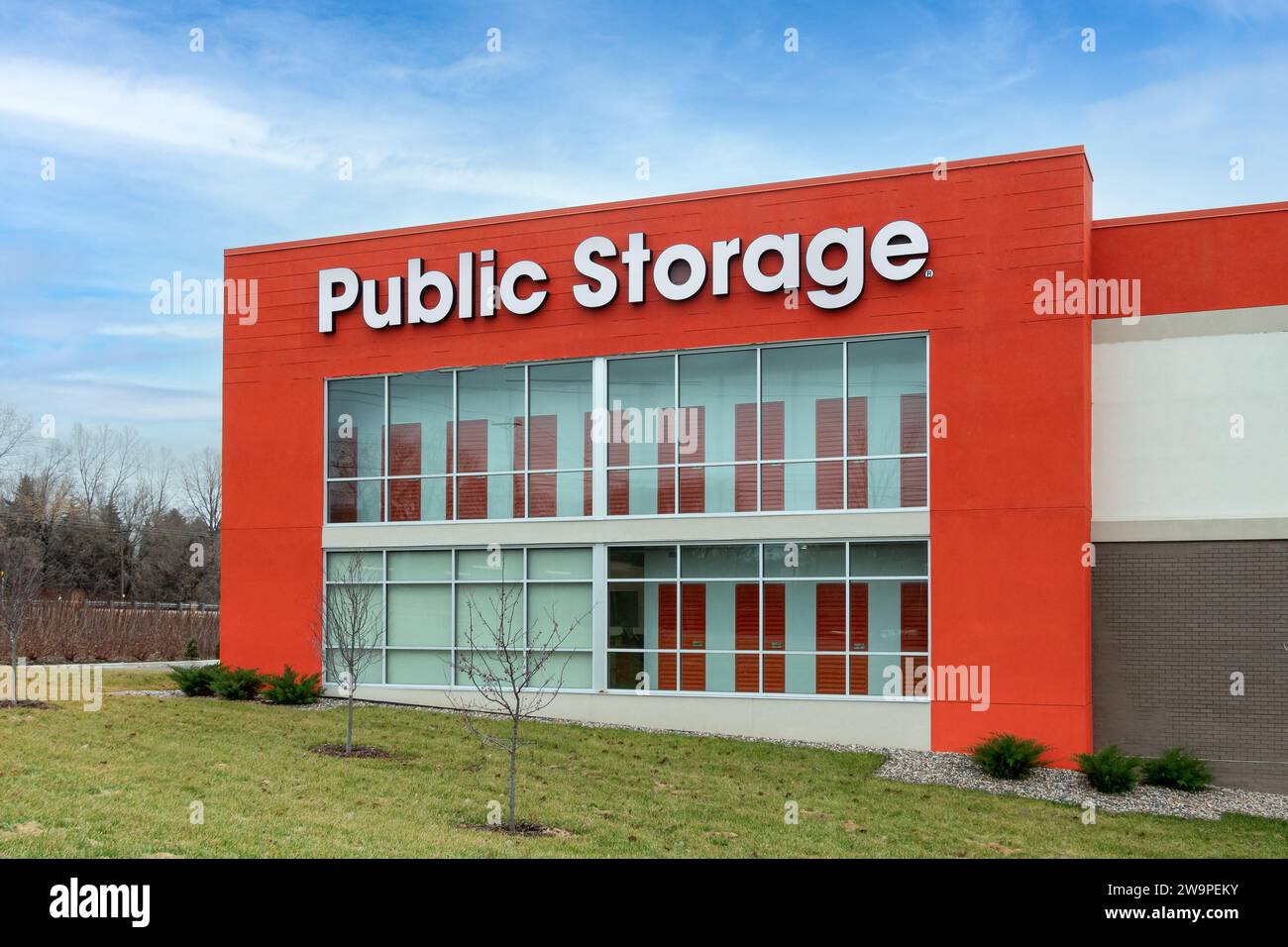 EAGAN, MN, USA – 26. DEZEMBER 2023: Außenansicht des Public Storage Store und Markenlogo. Stockfoto