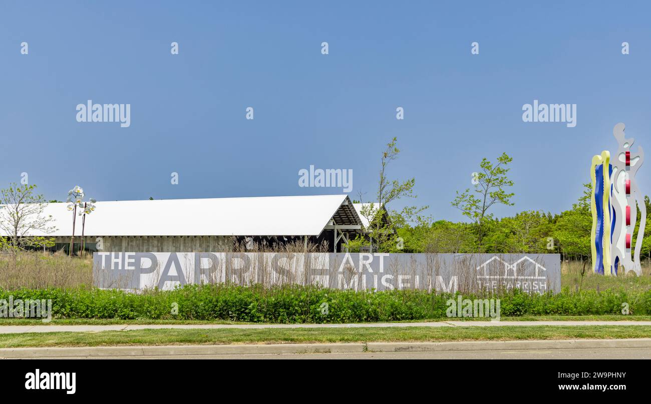 Außenbild des parrish Art Musuem und deren Schild Stockfoto